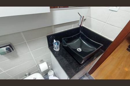 Casa de condomínio à venda com 188m², 3 quartos e 2 vagasBanheiro Social