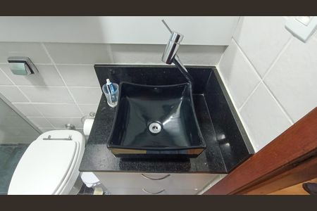 Casa de condomínio à venda com 188m², 3 quartos e 2 vagasBanheiro Social