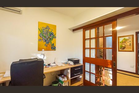 Casa de condomínio à venda com 188m², 3 quartos e 2 vagasEscritório