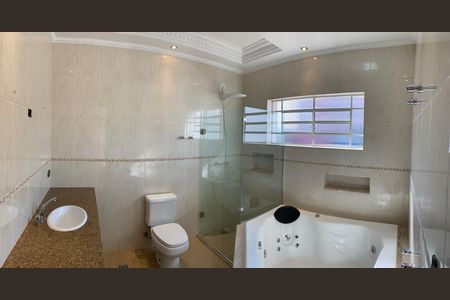 Casa para alugar com 408m², 4 quartos e 4 vagas Casa para alugar com 408m², 4 quartos e 4 vagasBanheiro
