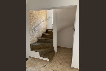 Casa para alugar com 408m², 4 quartos e 4 vagas Casa para alugar com 408m², 4 quartos e 4 vagasEscada