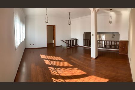 Casa para alugar com 408m², 4 quartos e 4 vagas Casa para alugar com 408m², 4 quartos e 4 vagasSala