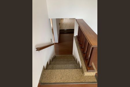 Casa para alugar com 408m², 4 quartos e 4 vagas Casa para alugar com 408m², 4 quartos e 4 vagasEscada