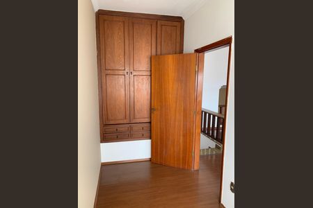 Casa para alugar com 408m², 4 quartos e 4 vagas Casa para alugar com 408m², 4 quartos e 4 vagasQuarto