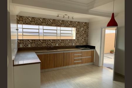 Casa para alugar com 408m², 4 quartos e 4 vagas Casa para alugar com 408m², 4 quartos e 4 vagasCozinha