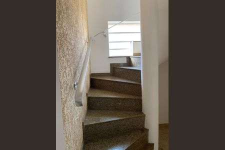 Casa para alugar com 408m², 4 quartos e 4 vagas Casa para alugar com 408m², 4 quartos e 4 vagasEscada