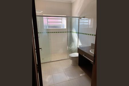Casa para alugar com 408m², 4 quartos e 4 vagas Casa para alugar com 408m², 4 quartos e 4 vagasBanheiro