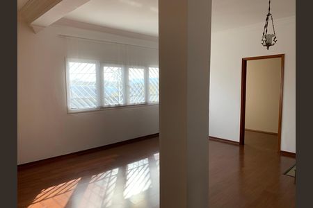 Casa para alugar com 408m², 4 quartos e 4 vagas Casa para alugar com 408m², 4 quartos e 4 vagasSala