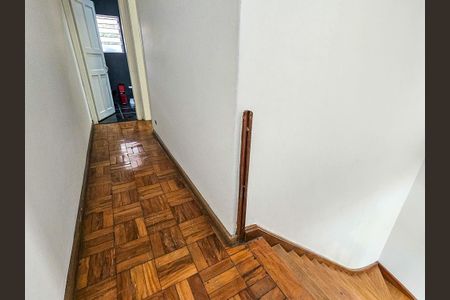 Casa para alugar com 120m², 2 quartos e 2 vagasBanheiro Corredor