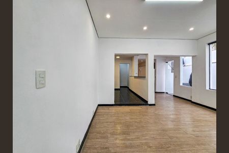 Casa para alugar com 120m², 2 quartos e 2 vagasSala