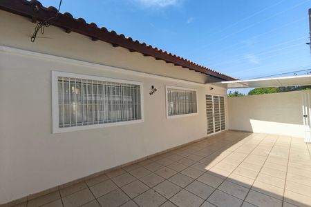 Casa para alugar com 177m², 3 quartos e 5 vagas Casa para alugar com 177m², 3 quartos e 5 vagasQuintal - Garagem