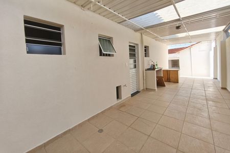Casa para alugar com 177m², 3 quartos e 5 vagas Casa para alugar com 177m², 3 quartos e 5 vagasCorredor - Quintal