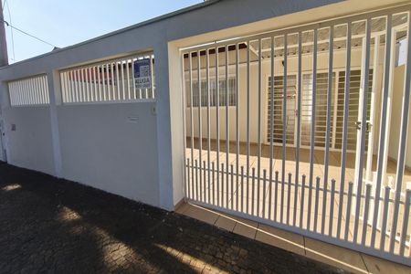 Casa para alugar com 177m², 3 quartos e 5 vagas Casa para alugar com 177m², 3 quartos e 5 vagasPLACA INSTALADA NA FACHADA