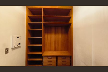 Apartamento à venda com 142m², 3 quartos e 3 vagas Apartamento à venda com 142m², 3 quartos e 3 vagasCloset da Suíte 3