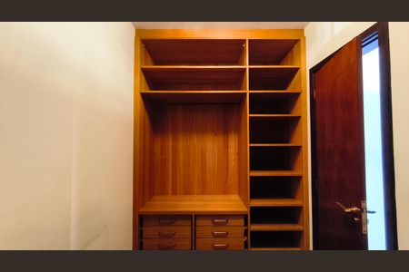 Apartamento à venda com 142m², 3 quartos e 3 vagas Apartamento à venda com 142m², 3 quartos e 3 vagasCloset da Suíte 3