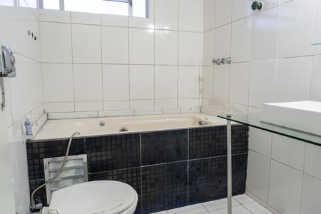 Casa para alugar com 300m², 2 quartos e 4 vagas Casa para alugar com 300m², 2 quartos e 4 vagasBanheiro da Suíte 2
