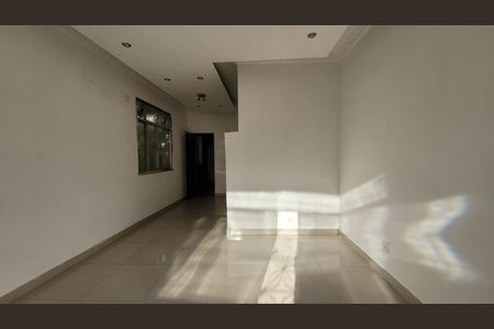 Casa para alugar com 200m², 3 quartos e 2 vagas Casa para alugar com 200m², 3 quartos e 2 vagasSala