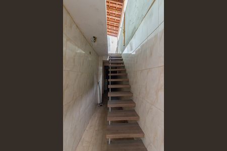 Casa à venda com 85m², 3 quartos e 2 vagasCorredor Externo e Escada