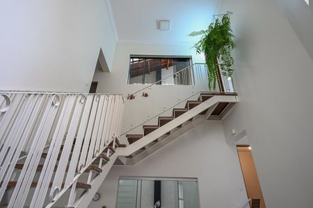 Casa à venda com 320m², 3 quartos e 6 vagasEscada