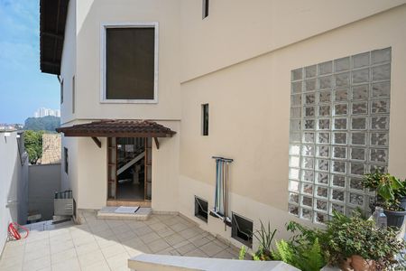 Casa à venda com 320m², 3 quartos e 6 vagasEntrada