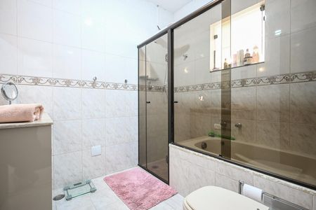 Casa à venda com 320m², 3 quartos e 6 vagasBanheiro Suíte 