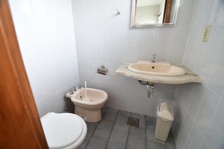 Casa para alugar com 659m², 4 quartos e 6 vagasBanheiro de serviço