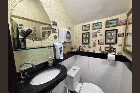 Casa de condomínio à venda com 135m², 3 quartos e 2 vagasLavabo