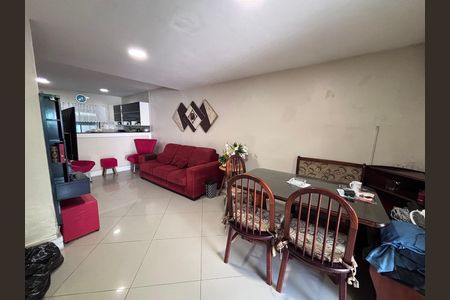 Casa de condomínio à venda com 135m², 3 quartos e 2 vagasSala