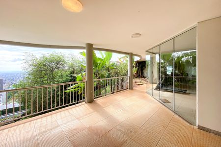 Casa à venda com 370m², 4 quartos e 4 vagas Casa à venda com 370m², 4 quartos e 4 vagasVaranda
