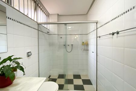 Casa à venda com 370m², 4 quartos e 4 vagas Casa à venda com 370m², 4 quartos e 4 vagasBanheiro
