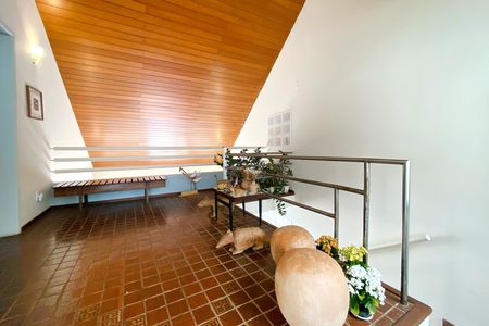 Casa à venda com 370m², 4 quartos e 4 vagas Casa à venda com 370m², 4 quartos e 4 vagasHall escada