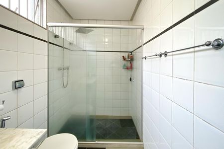 Casa à venda com 370m², 4 quartos e 4 vagas Casa à venda com 370m², 4 quartos e 4 vagasBanheiro da Suíte 1