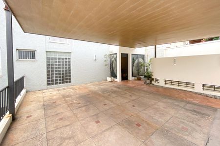 Casa à venda com 370m², 4 quartos e 4 vagas Casa à venda com 370m², 4 quartos e 4 vagasVaranda