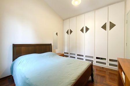 Casa à venda com 370m², 4 quartos e 4 vagas Casa à venda com 370m², 4 quartos e 4 vagasQuarto 2