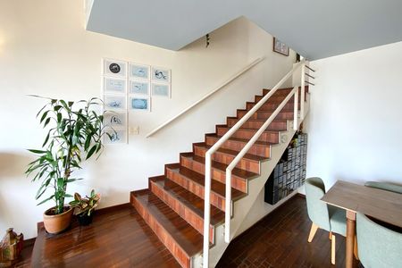 Casa à venda com 370m², 4 quartos e 4 vagas Casa à venda com 370m², 4 quartos e 4 vagasEscadas