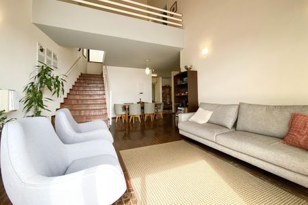 Casa à venda com 370m², 4 quartos e 4 vagas Casa à venda com 370m², 4 quartos e 4 vagasSala