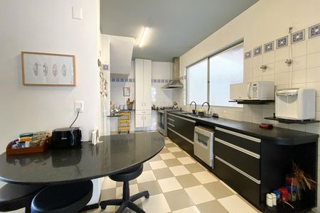 Casa à venda com 370m², 4 quartos e 4 vagas Casa à venda com 370m², 4 quartos e 4 vagasCozinha