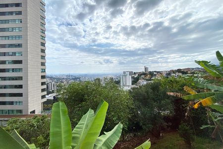 Casa à venda com 370m², 4 quartos e 4 vagas Casa à venda com 370m², 4 quartos e 4 vagasVista Quarto 4