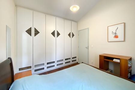 Casa à venda com 370m², 4 quartos e 4 vagas Casa à venda com 370m², 4 quartos e 4 vagasQuarto 2
