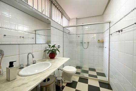 Casa à venda com 370m², 4 quartos e 4 vagas Casa à venda com 370m², 4 quartos e 4 vagasBanheiro