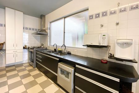 Casa à venda com 370m², 4 quartos e 4 vagas Casa à venda com 370m², 4 quartos e 4 vagasCozinha
