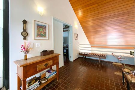Casa à venda com 370m², 4 quartos e 4 vagas Casa à venda com 370m², 4 quartos e 4 vagasHall escada