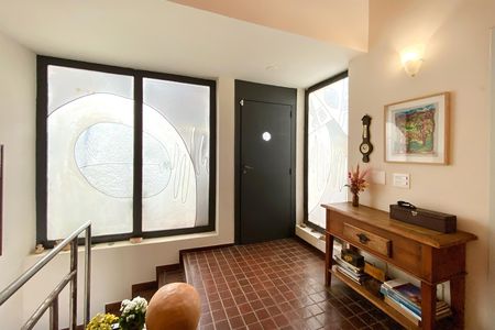 Casa à venda com 370m², 4 quartos e 4 vagas Casa à venda com 370m², 4 quartos e 4 vagasHall escada