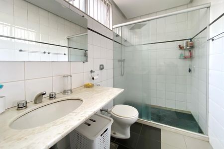 Casa à venda com 370m², 4 quartos e 4 vagas Casa à venda com 370m², 4 quartos e 4 vagasBanheiro da Suíte 1
