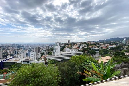 Casa à venda com 370m², 4 quartos e 4 vagas Casa à venda com 370m², 4 quartos e 4 vagasVista