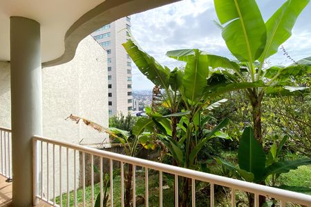 Casa à venda com 370m², 4 quartos e 4 vagas Casa à venda com 370m², 4 quartos e 4 vagasVaranda