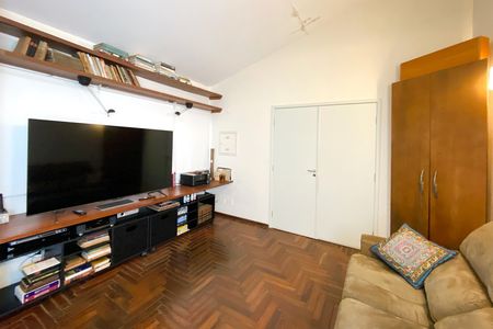 Casa à venda com 370m², 4 quartos e 4 vagas Casa à venda com 370m², 4 quartos e 4 vagasSala de TV