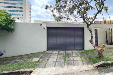 Casa à venda com 370m², 4 quartos e 4 vagas Casa à venda com 370m², 4 quartos e 4 vagasFachada