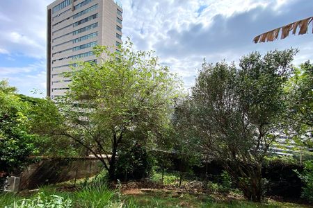 Casa à venda com 370m², 4 quartos e 4 vagas Casa à venda com 370m², 4 quartos e 4 vagasFundos
