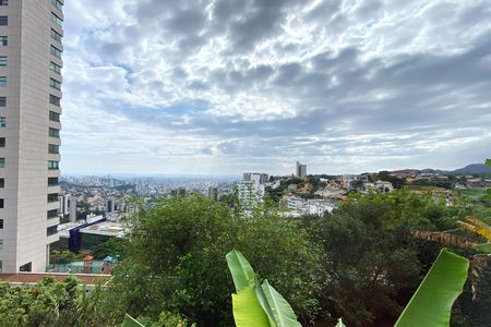 Casa à venda com 370m², 4 quartos e 4 vagas Casa à venda com 370m², 4 quartos e 4 vagasVista Quarto 3